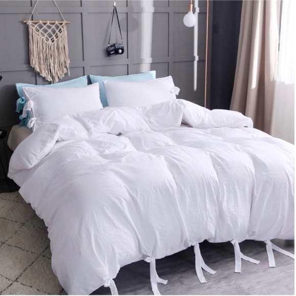 BEST SELLER NWT Queen duvet set in white